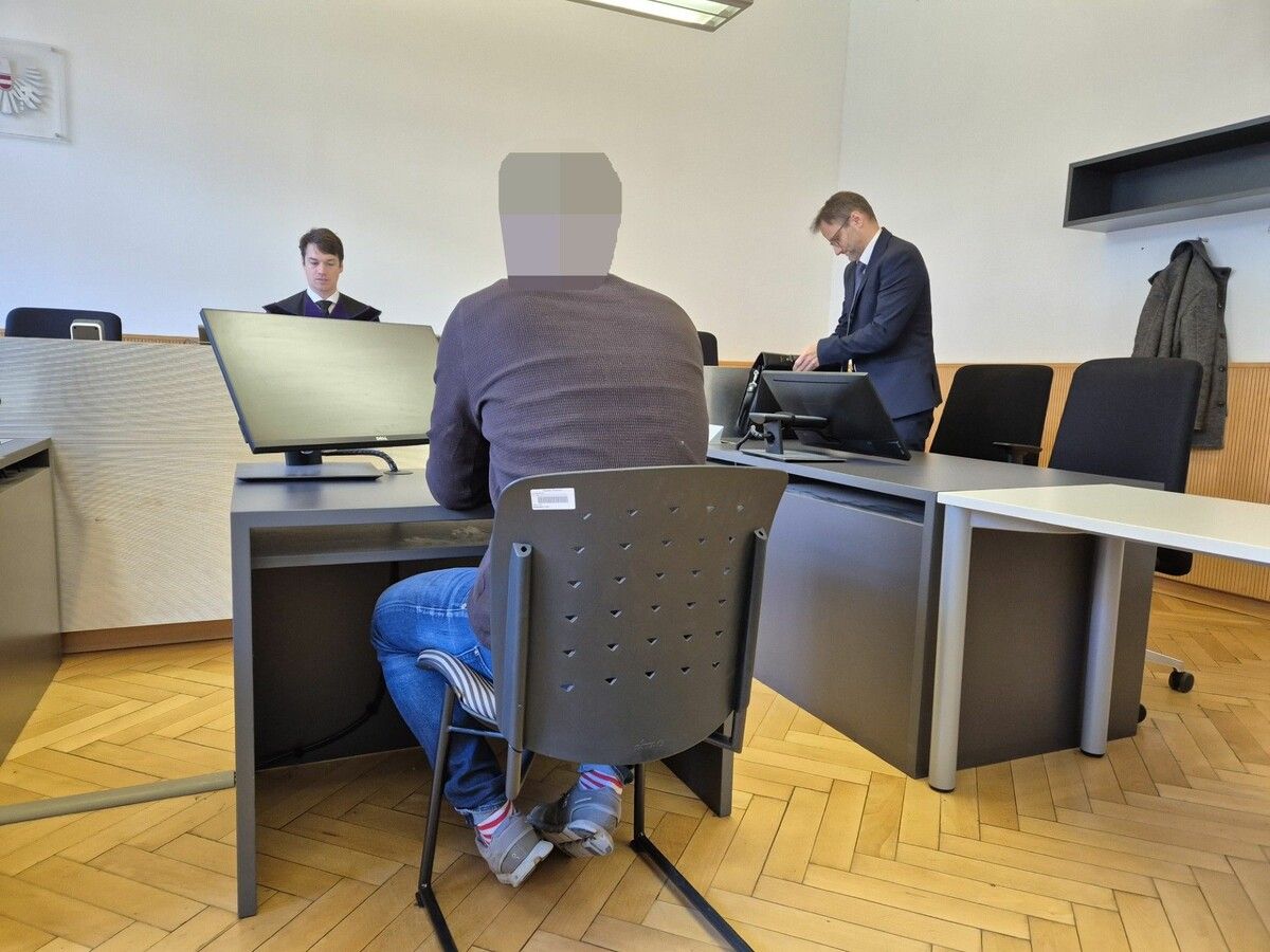 Der Angeklagte mit seinem Verteidiger Toni Jakobi vor Richter Theo Rümmele. ⇒eckert