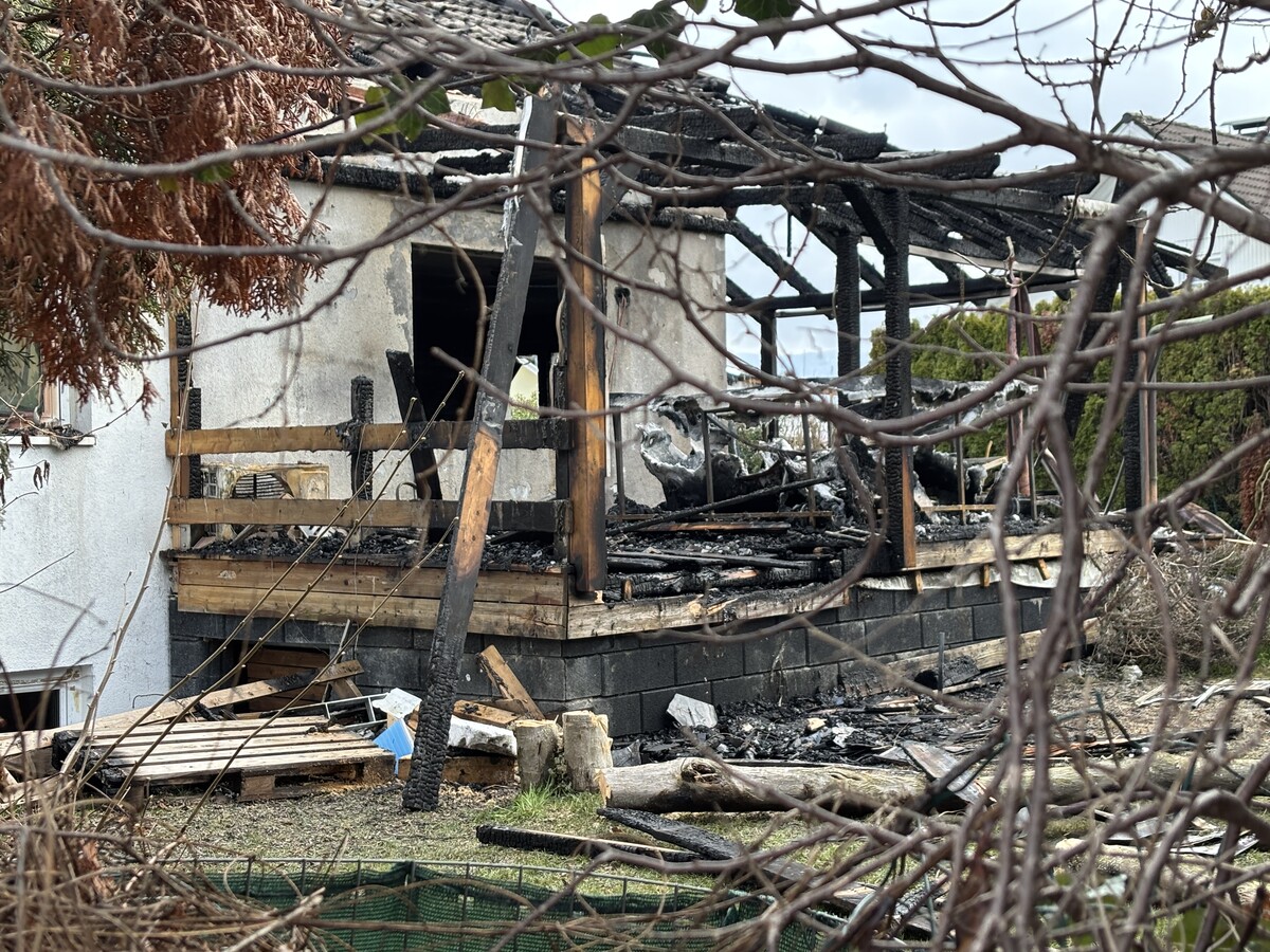 Der Brand dürfte im Bereich des Wintergartens ausgebrochen sein. Von dort griff das Feuer auf den Wohnbereich über.⇒VN/Rauch