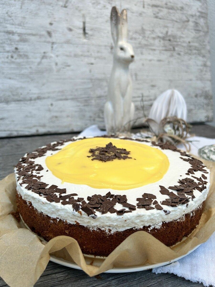 Der Eierlikörkuchen ist ist ein Hingucker auf der Ostertalfe.