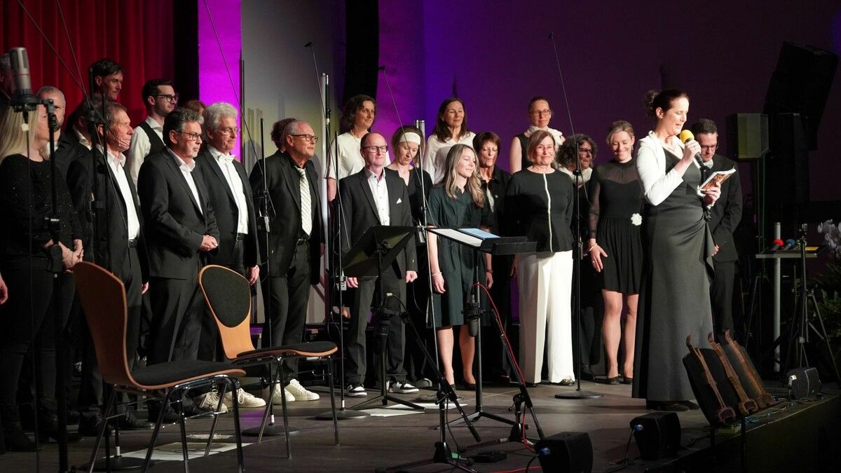 Der GIOIA-Chor anmoderiert von Chormitglied Susanne Larisch.⇒lab