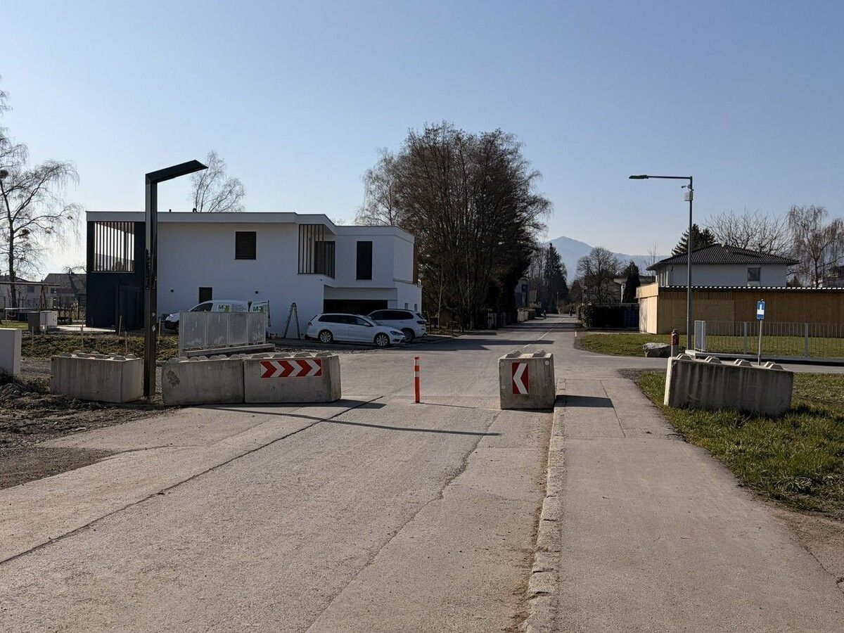 Der Glaserweg ist nun endgültig für den Durchzugsverkehr gesperrt. Bis ein Baumtor errichtet werden kann, hindern die Betonblöcke ein Durchfahren von motorisiertem Verkehr.⇒ Bernadette von Sontagh (3)