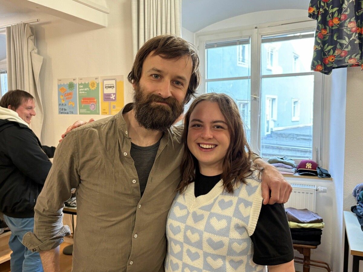 Der Jugendarbeiter Johannes Lampert gratulierte Sarah Pirolt, die an ihrem Geburtstag beim Kleidertauschevent war.⇒vol.at (3)