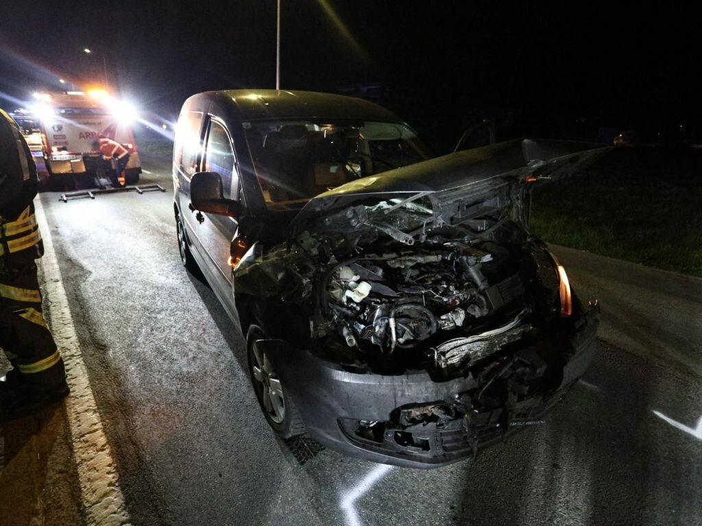 Der junge Lenker dürfte den Transporter übersehen haben. Nach ersten Informationen war der Transporter, der aus der Ukraine stammt, ordnungsgemäß beleuchtet.⇒Vlach