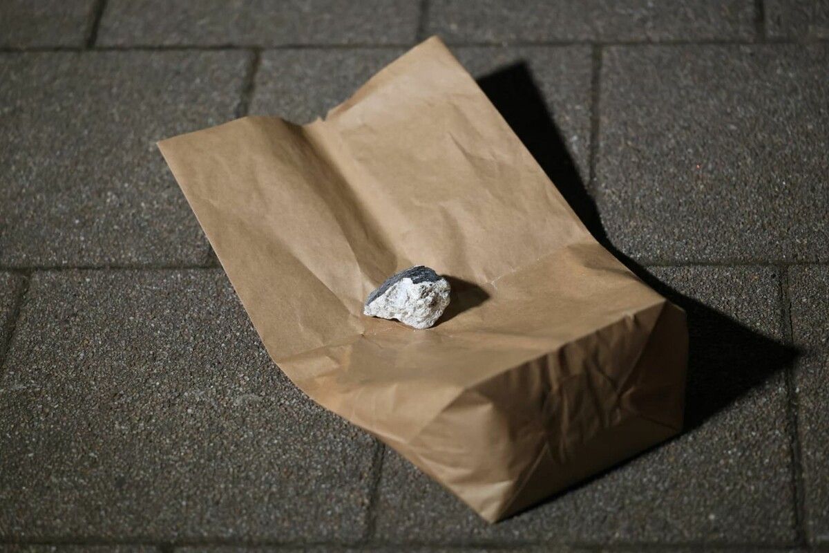 Der Meteorit, der in das Hausdach einschlug, wurde sichergestellt.⇒AFP