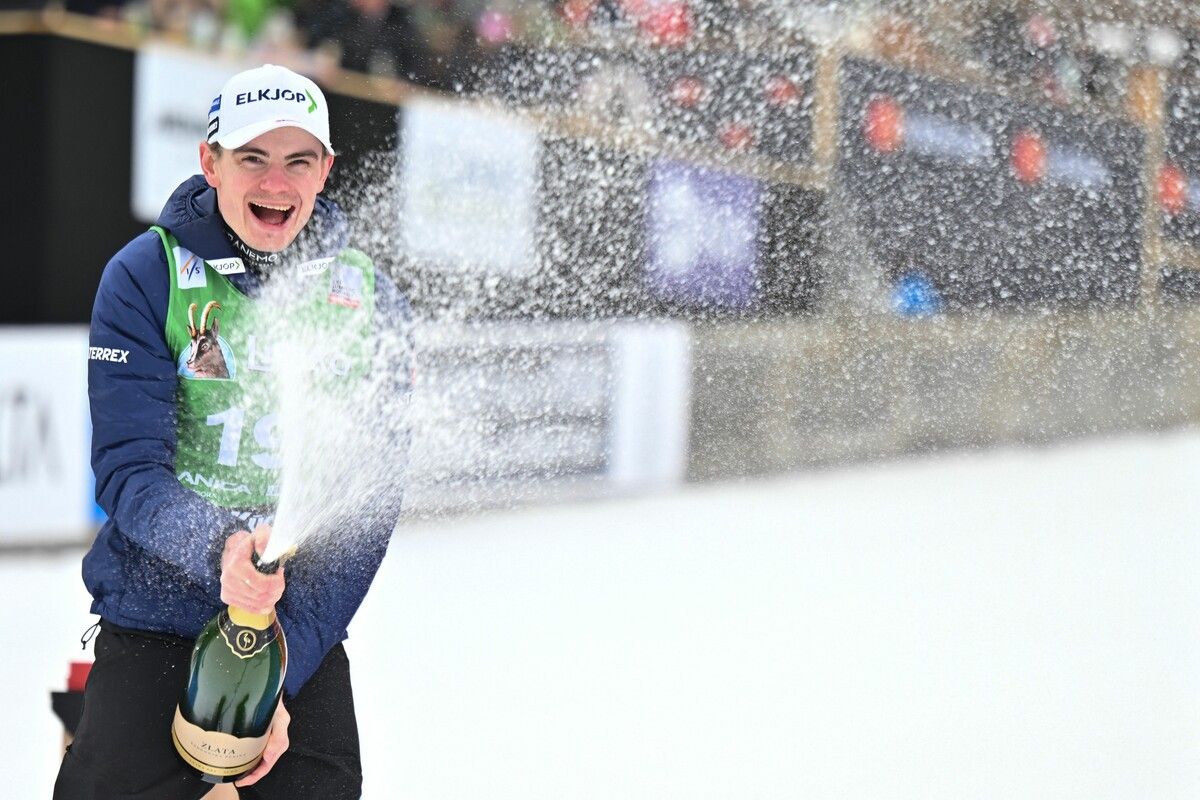 Der Norweger Marius Lindvik ließ nach seinem Sieg in Planica die Korken knallen. ⇒ap