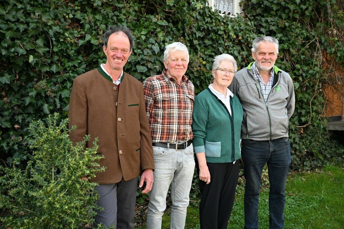 Der Obmann mit den Ehrenmitgliedern, die sich viele Jahre lang aktiv für den Verein eingesetzt haben.⇒lcf (5)