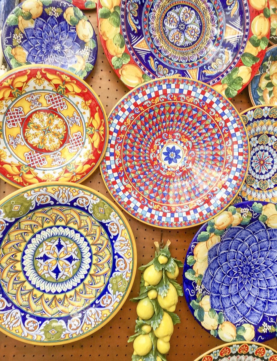 Der Ort Vietri sul Mare ist für seine farbenfrohe Keramik bekannt.⇒