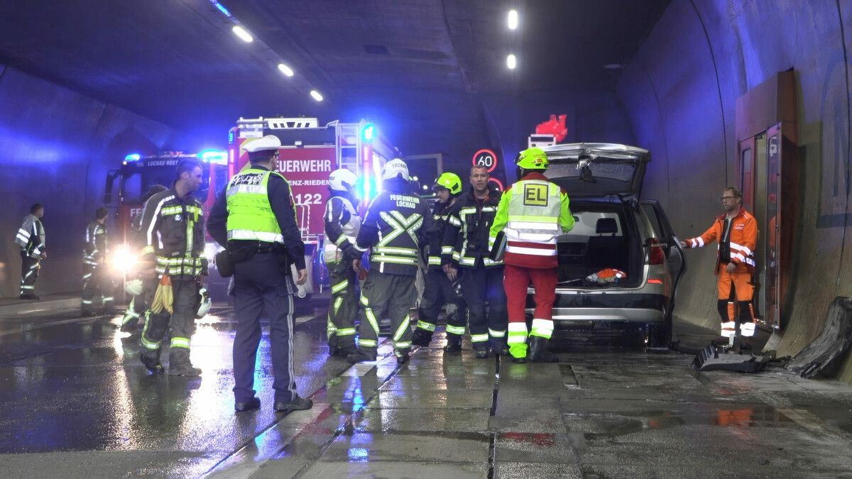 Der Pfändertunnel musste am Samstagnachmittag wegen einer rauchenden Batterie in beide Fahrtrichtungen gesperrt werden. Feuerwehr, Polizei und Rettung rückten aus. ⇒Shourot 
