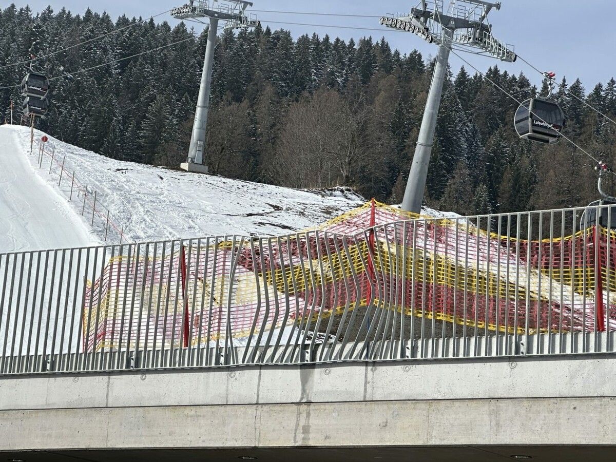Der Schaden von außen gesehen: Der Zaun ist sichtbar eingedrückt und mit einem Pistennetz abgesichert.⇒VOL.AT/Mayer
