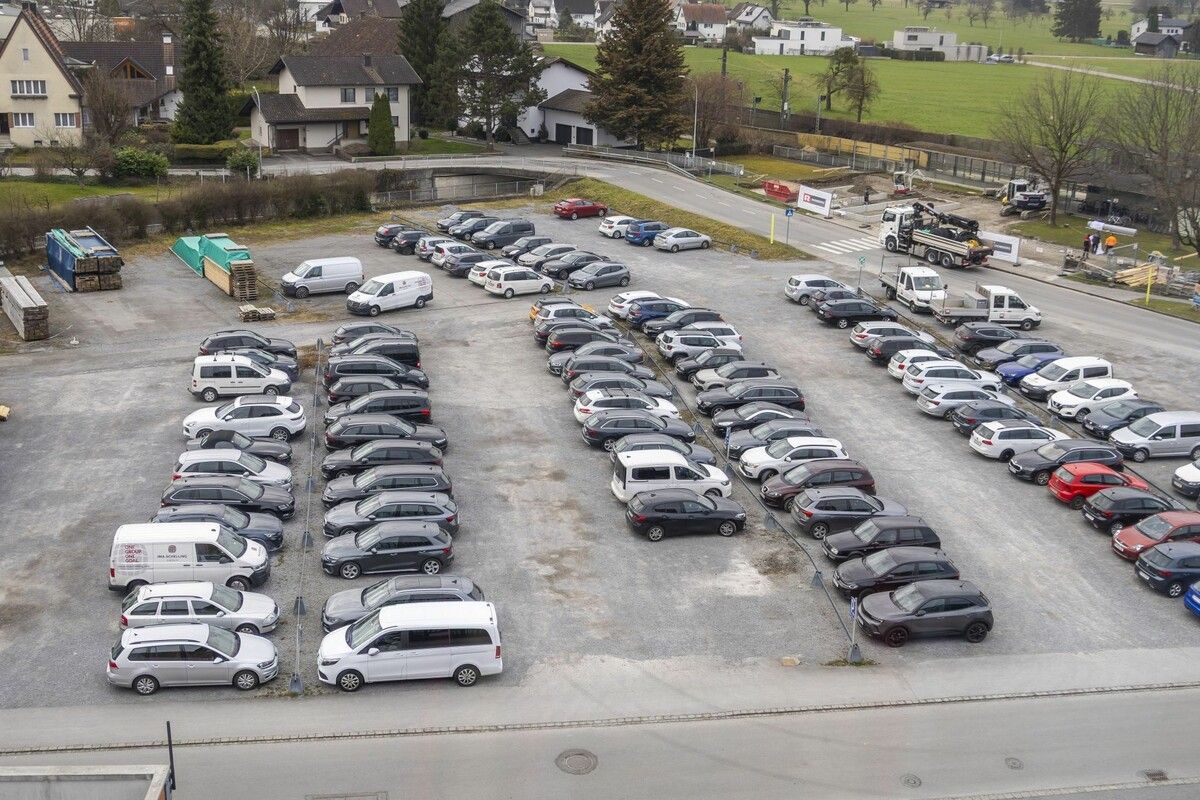 Der Schotterparkplatz vor dem Firmengebäude muss bald zubetoniert werden.⇒VN/Paulitsch