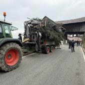 Kran kracht gegen Unterführung
