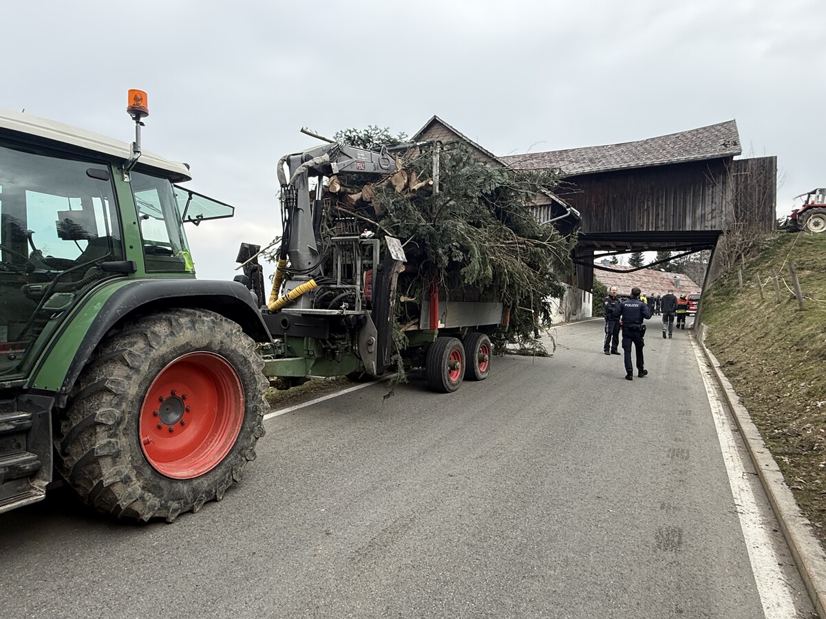 Der Traktorfahrer blieb offenbar mit dem Kranarm des Anhängers an der Unterführung hängen.⇒Vol.at/Vlach 