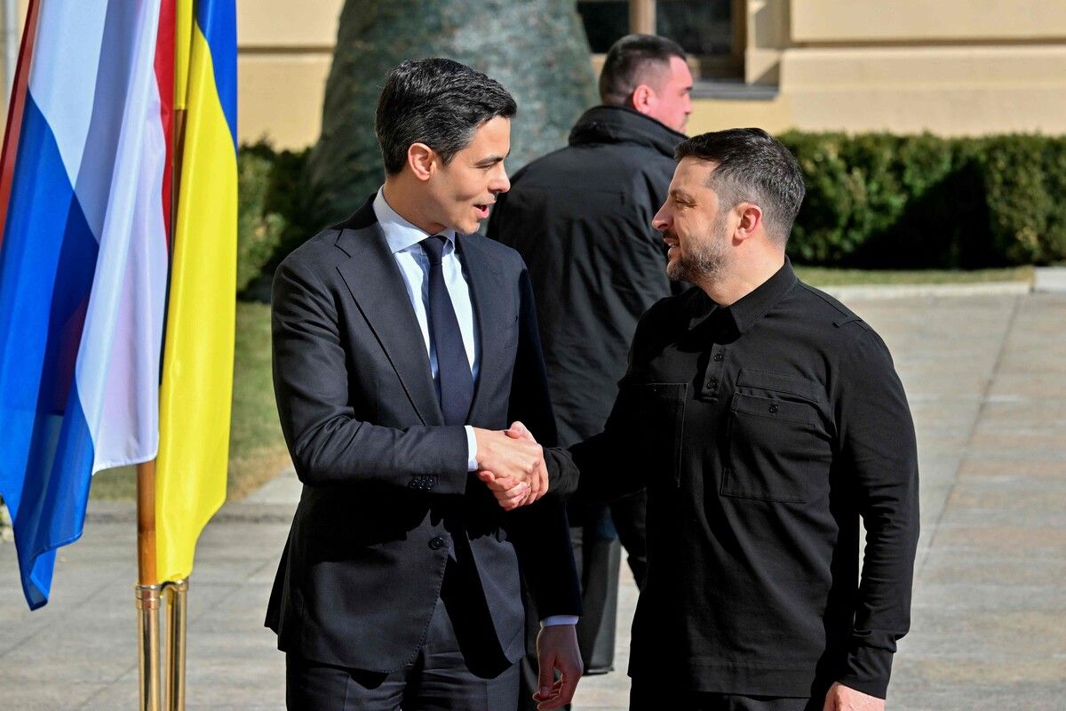 Der ukrainische Präsident Wolodymyr Selenskyj (r.) begrüßt den niederländischen Ministerpräsidenten Rob Jetten bei seiner Ankunft vor dem Marienpalast in Kiew.
