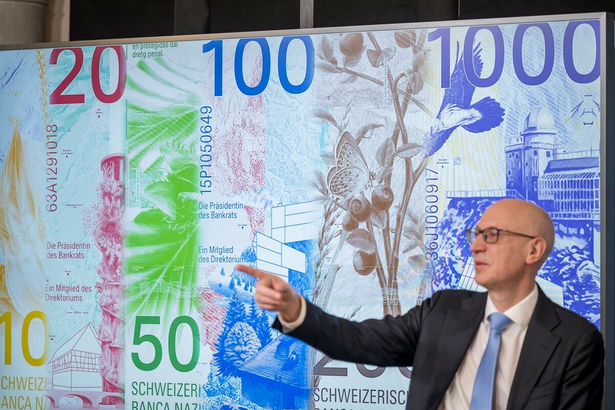 Der Vizepräsident der Schweizerischen Nationalbank (SNB), Antoine Martin, präsentierte gestern die ausgewählten Entwürfe der neuen Banknotenserie.⇒AFP