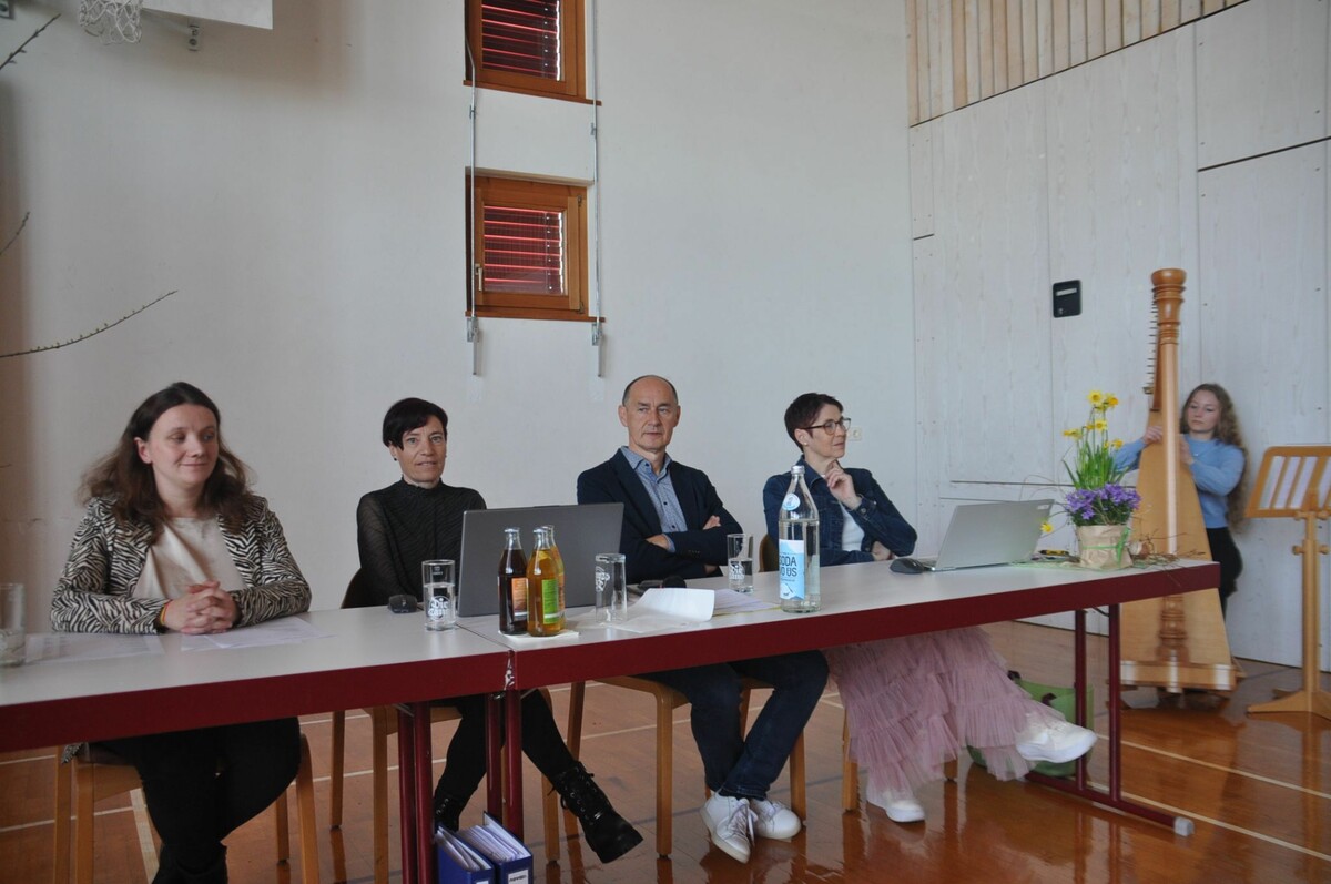 Der Vorstand (v. l.) mit Christine Burtscher, Bianca Konzett, Georg Türtscher, Barbara Küng und Sophia Behmanan an der Harfe.⇒Hab