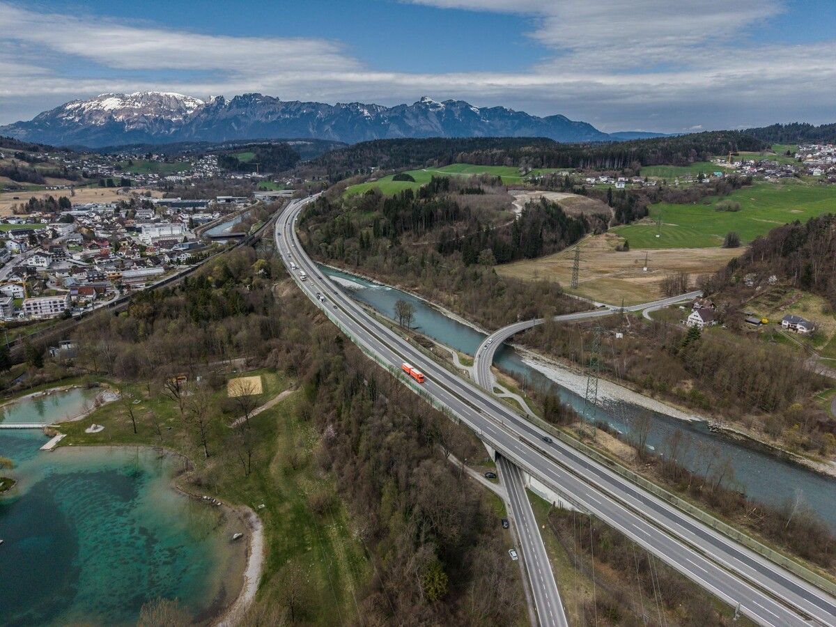 Die A14 bei Frastanz mit Blick in Richtung des Rheintals. Hier rollen bald wieder Baumaschinen auf. ⇒VN