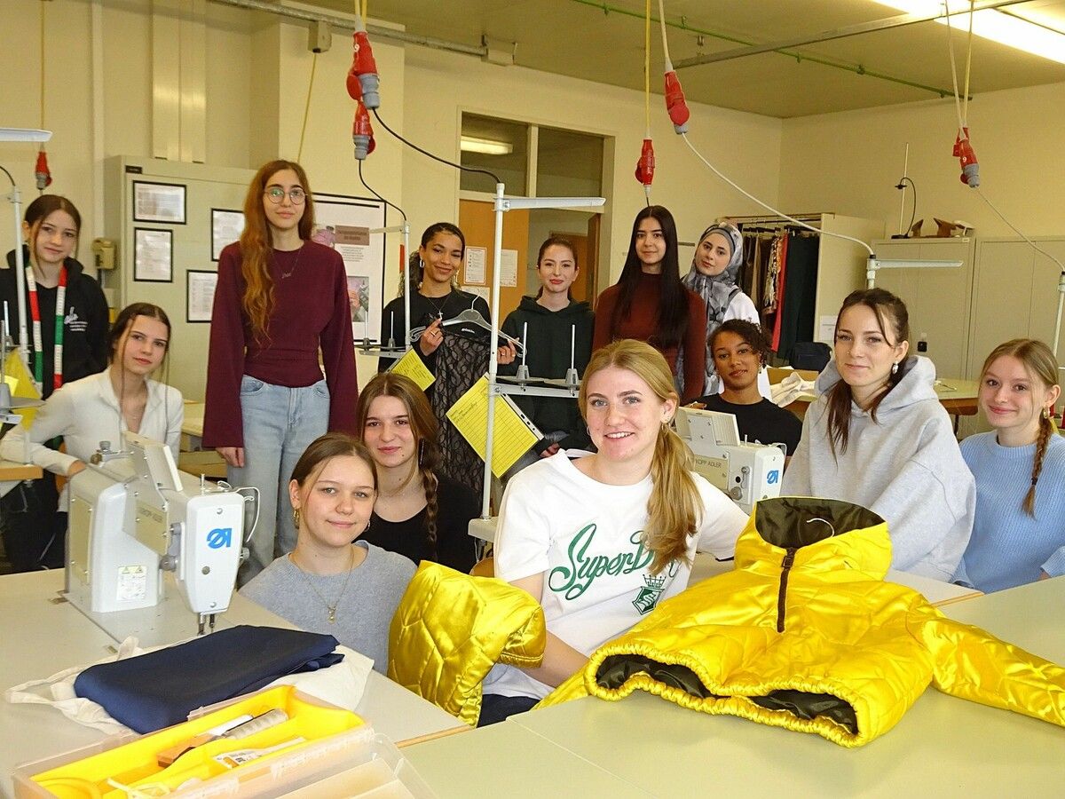 Die Abschlussklasse 5aMD präsentiert ihre selbst entworfenen Kollektionen am 23. April auf dem Laufsteg.⇒Cth (2)