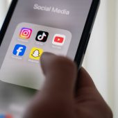 Mögliche Verstöße: Australien prüft Social-Media-Plattformen