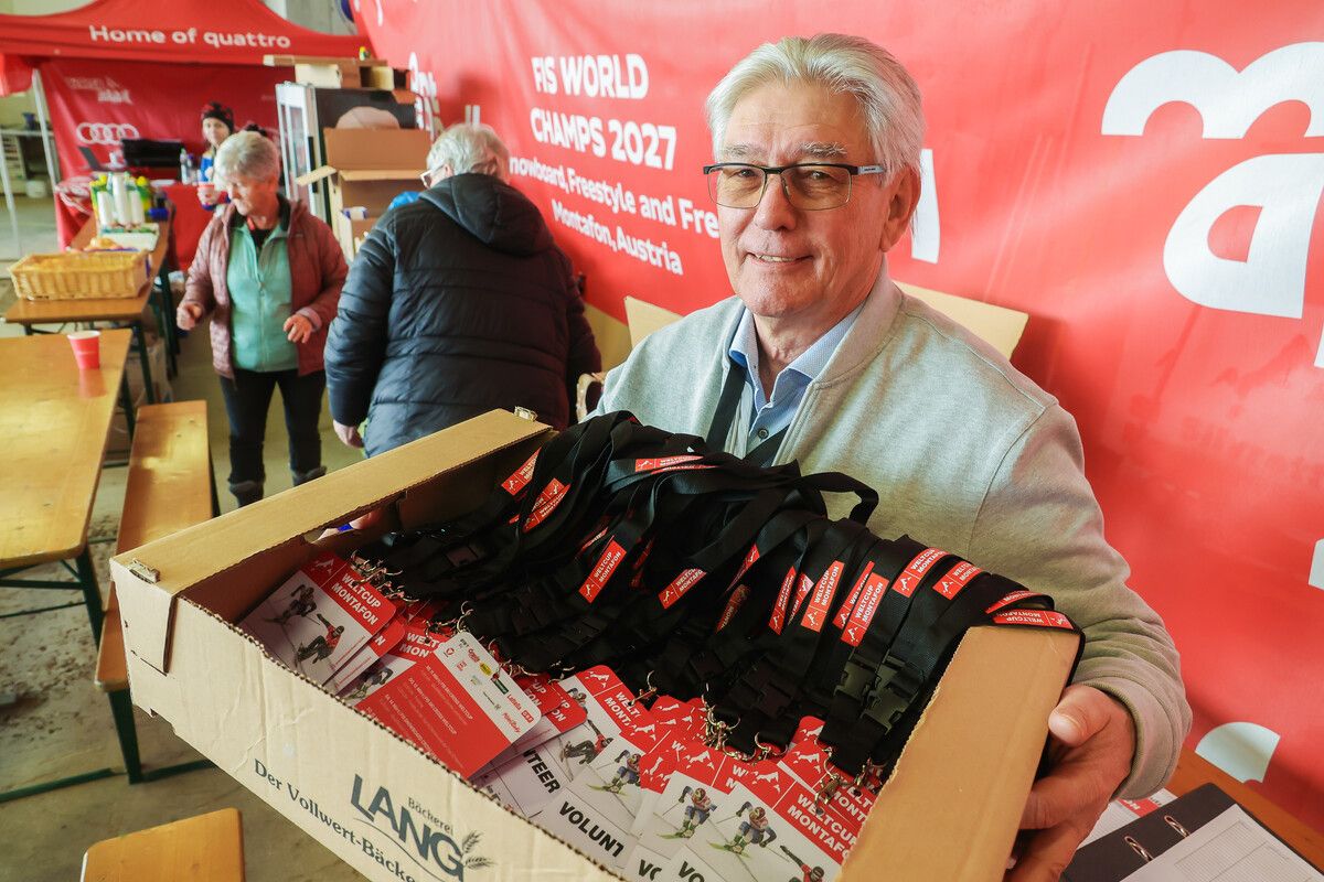 Die Ausweise für das Helferteam gehen durch die Hände von Alois „Luis“ Bitschnau. ⇒steurer