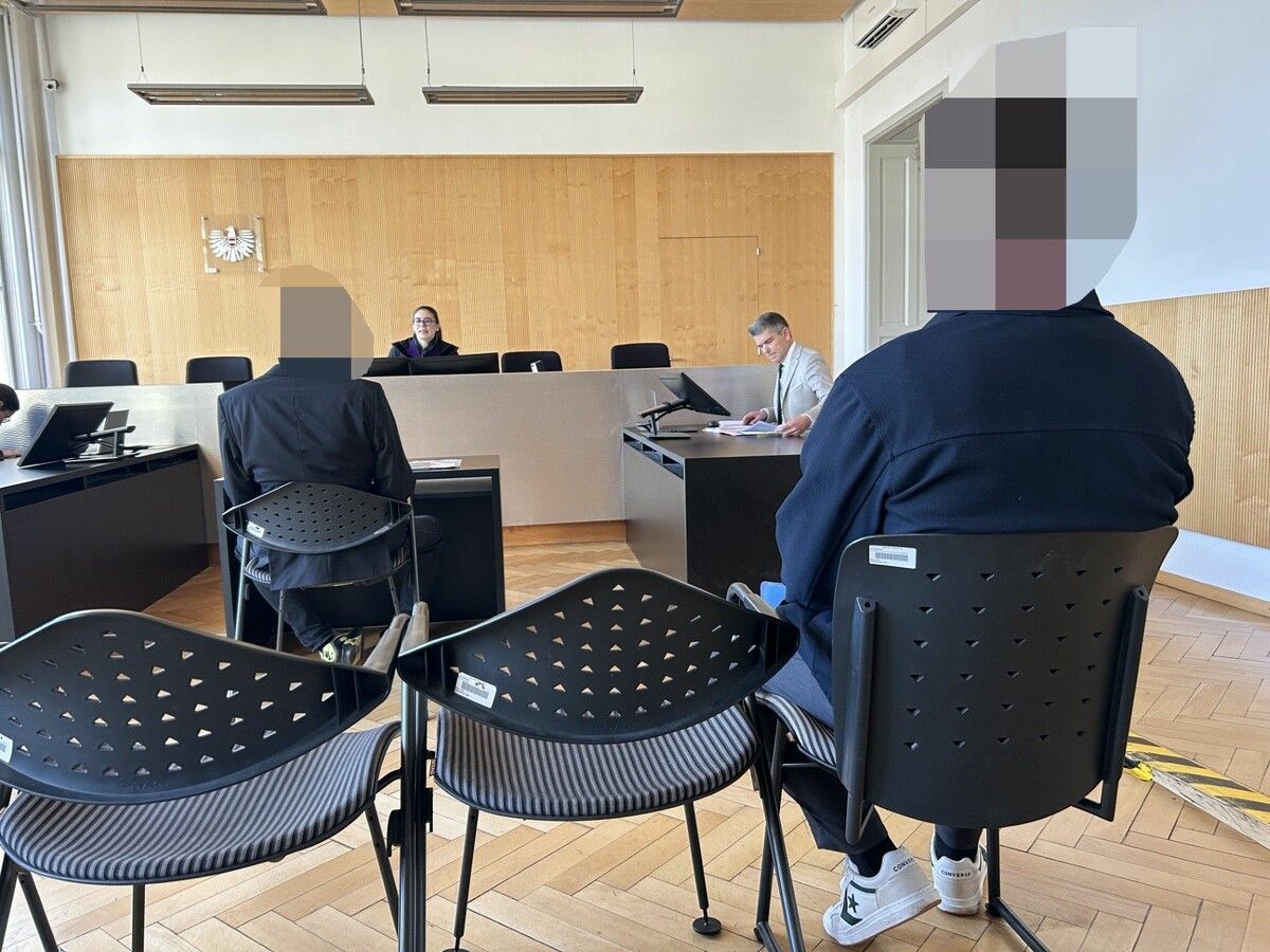 Die beiden Angeklagten vor Richterin Sabrina Tagwercher.⇒VN/GS