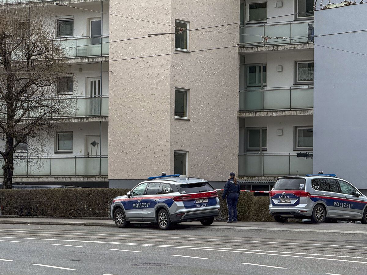 Die beiden Leichen wurden im Stiegenhaus des Mehrparteienhauses gefunden.⇒AFP