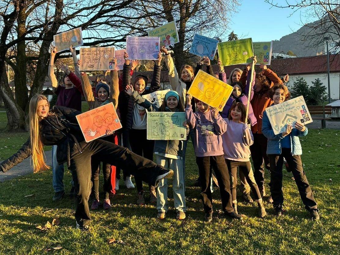 Die Caritas-Jugendbotschafterinnen und -botschafter freuen sich über den neuen Kinderrechteplatz. ⇒Caritas