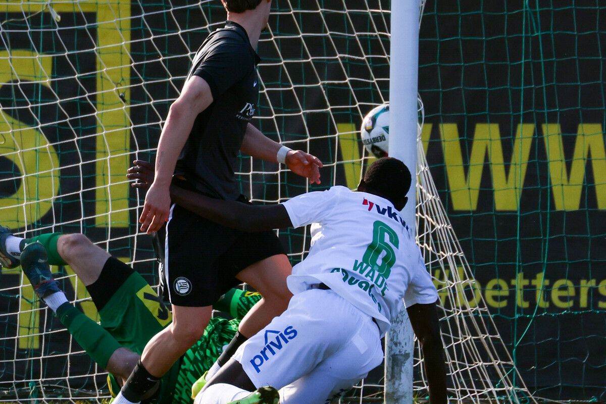 Die Entscheidung: Mame Wade trifft per Kopf zum Siegtreffer.⇒gepa