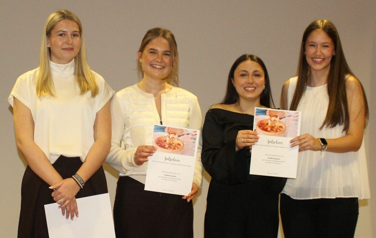 Die Ex-aequo-Favoriten des Publikums, das den ersten Preis Janina Feurstein und Lena-Maria Kaufmann für ihr Pilzprojekt sowie Sultan Simsek und Verena Nardin (v. l.) für das Nachhilfekonzept vergab. ⇒Peter Strauss (3)