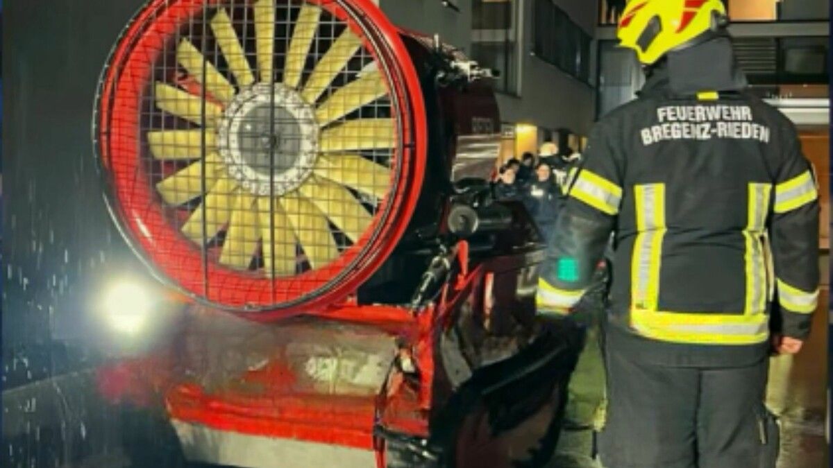 Die Feuerwehr Bregenz-Rieden rückte mit dem Löschunterstützungsfahrzeug nach Dornbirn aus. ⇒FW Rieden
