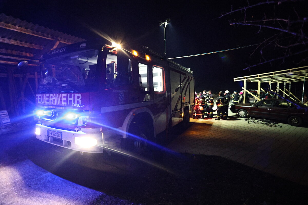 Die Feuerwehr Doren rückte mit 25 Einsatzkräften an. Zuvor unternahm ein Nachbar erste Löschversuche mit einem Feuerlöscher.⇒vol.at/Vlach