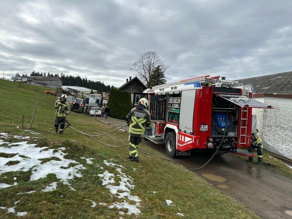 Die Feuerwehr Sulzberg stand nach der gemeldeten Rauchentwicklung bei einem Bauernhaus im Einsatz. ⇒vmm (2)