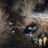 Auto durchbricht Brückengeländer
