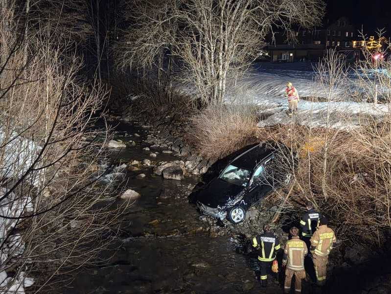 Die Feuerwehr zog den Pkw mit einer Seilwinde aus dem Bach. ⇒FW Mittelberg