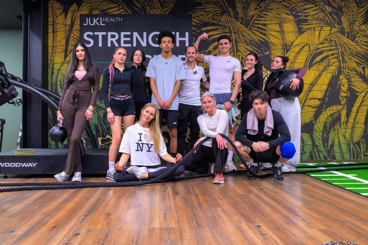 Die Finalisten und Finalistinnen des „Model Me“-Wettbewerbs werden bei Julian Kleinheinz im neuen Strength-Club auf das Finale vorbereitet. ⇒VN/Schöller