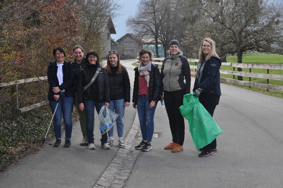 Die „Fraua vo Ludesch“ waren mit Greifzange und Müllsäcken ausgestattet unterwegs. ⇒HAB
