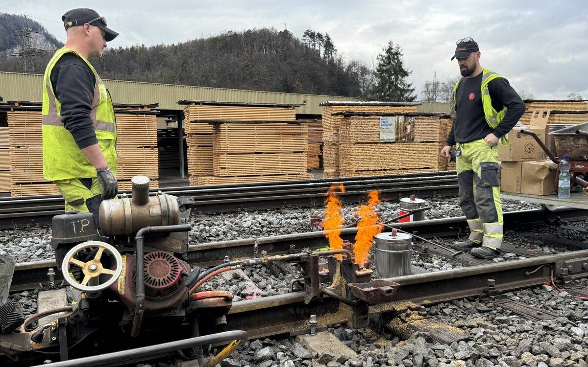 Die Gleise werden alle 360 Meter zusammengeschweißt.⇒VOL.AT/Weissenbach