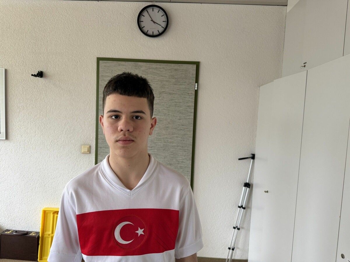 „Die jüngere Generation schaut nur mehr auf die digitale Uhr“, sagt Alperen.⇒VOL