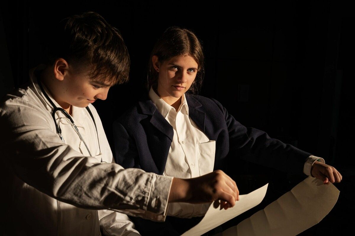 Die jugendlichen Schauspieler haben sich intensiv auf die Theaterpremiere vorbereitet.⇒me