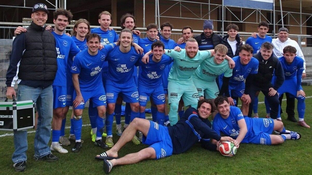 Die Kampfmannschaft des SC Admira Dornbirn vor dem entstehenden neuen Clubheim in Rohrbach – sportlich und infrastrukturell auf Aufbruchskurs.