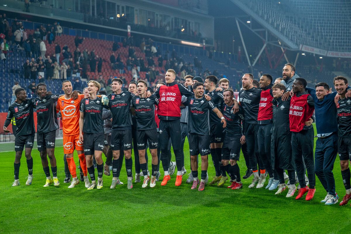 Die Mannschaft genoss nach dem Schlusspfiff noch geschlossen eine längere „Rasenparty“ vor der Tribüne mit den gut 500 mitgereisten Altacher Fans.⇒gepa