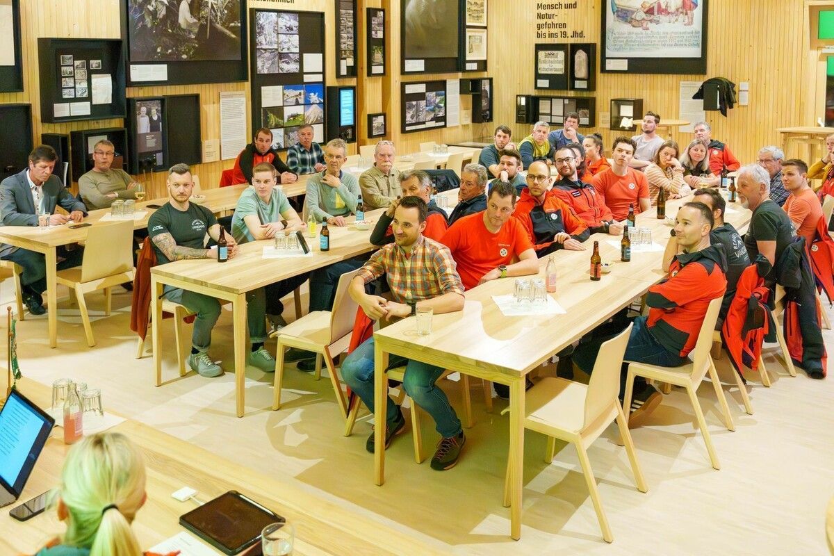 Die Mannschaft lauscht den Berichten der Funktionären.⇒Alexander Stoiser (5)