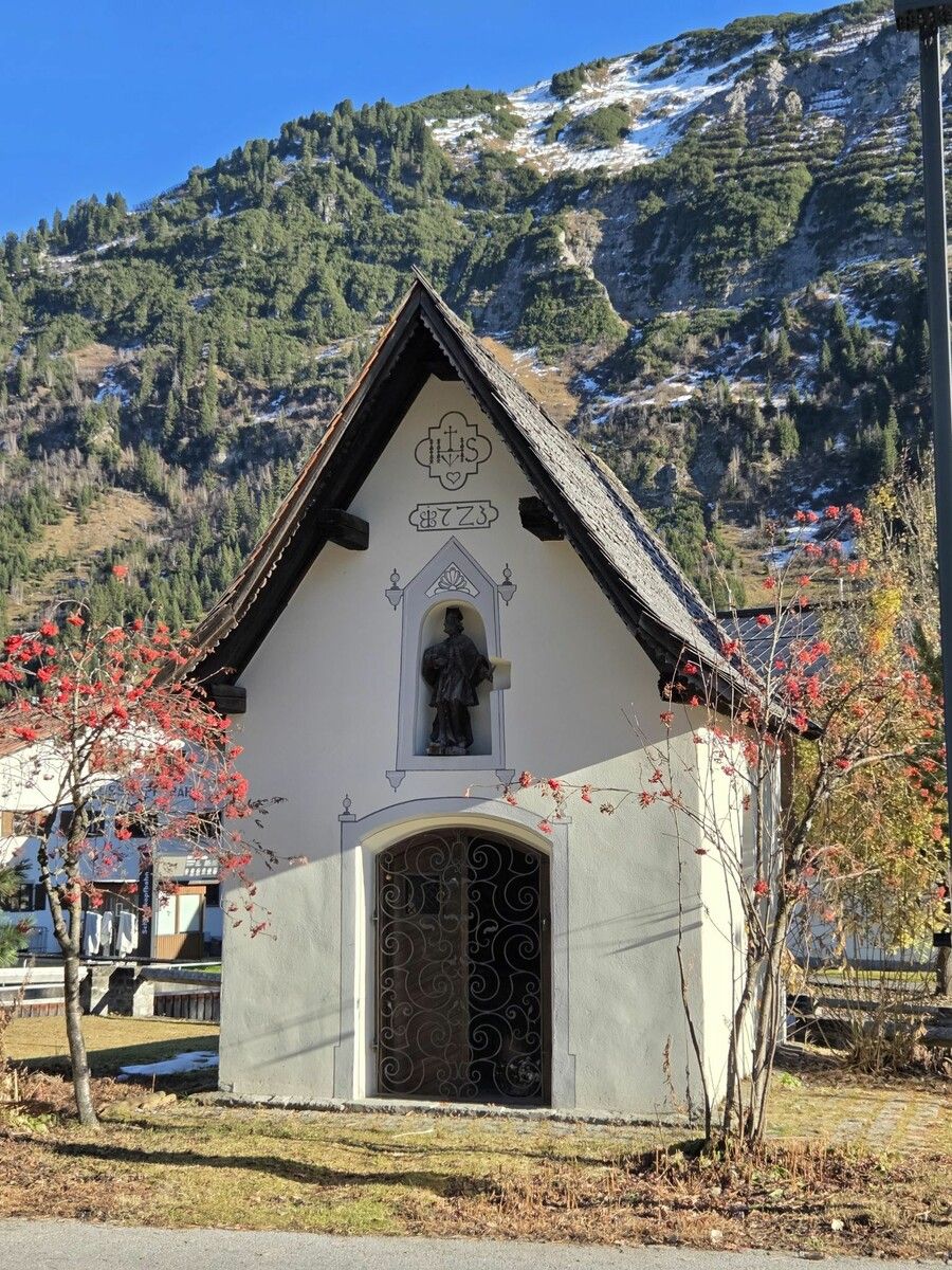 Die Martinskapelle in Lech stand früher auf der anderen Straßenseite.⇒os