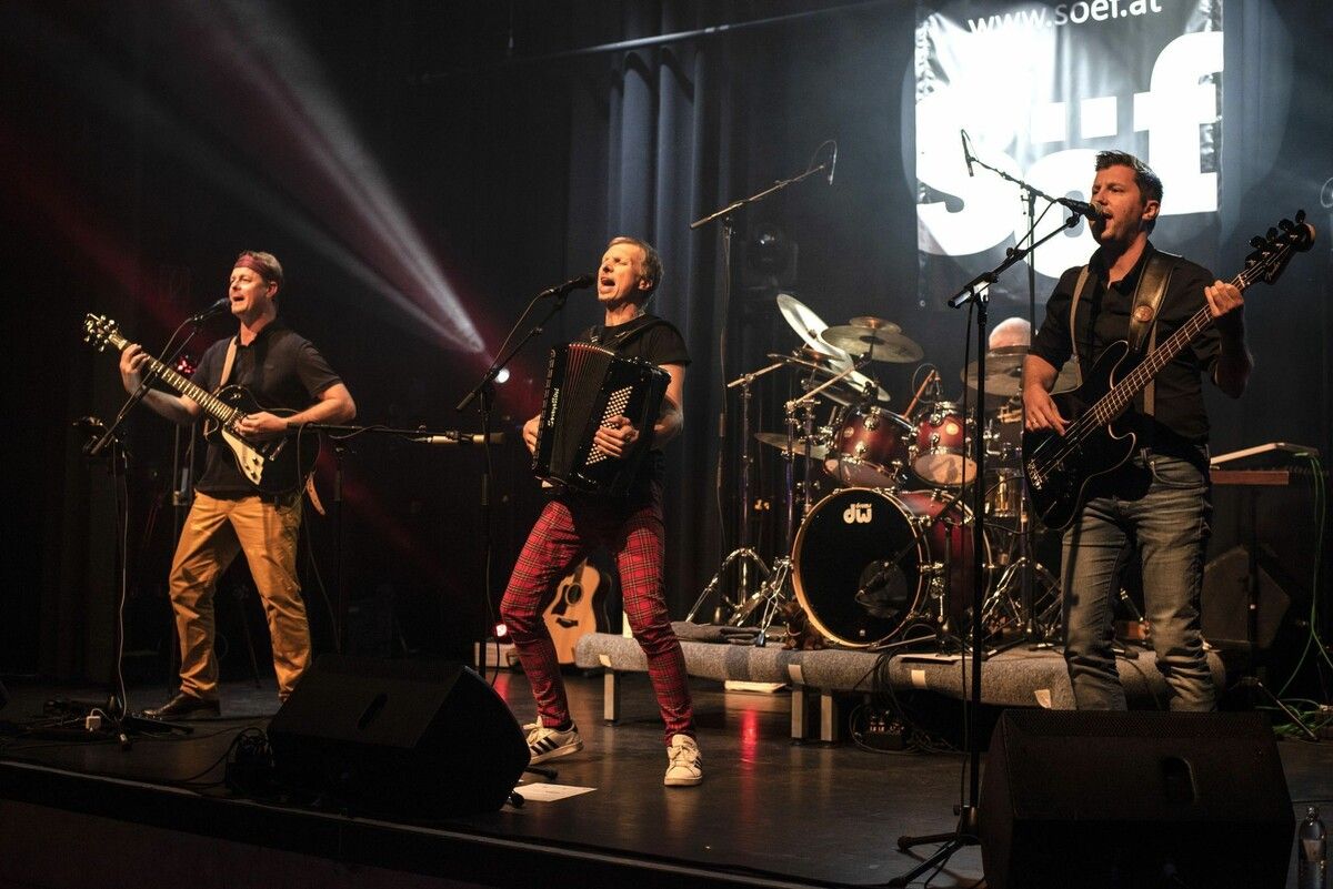 Die Mitglieder der Band Söf mit vollem Einsatz am Werk.⇒söf