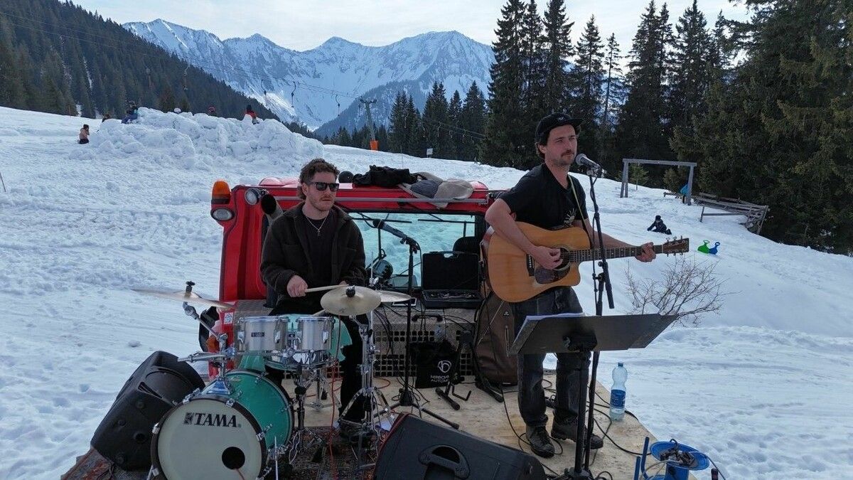 Die Pistenraupe wurde als Bühne genutzt.⇒ Thomas Knobel (2)