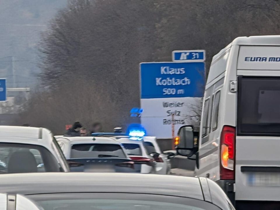 Die Polizei konnte den flüchtigen Pkw-Lenker nach mehreren missachteten Anhalteversuchen auf der A14 bei der Abfahrt Klaus stoppen und festnehmen. ⇒Lesereporter