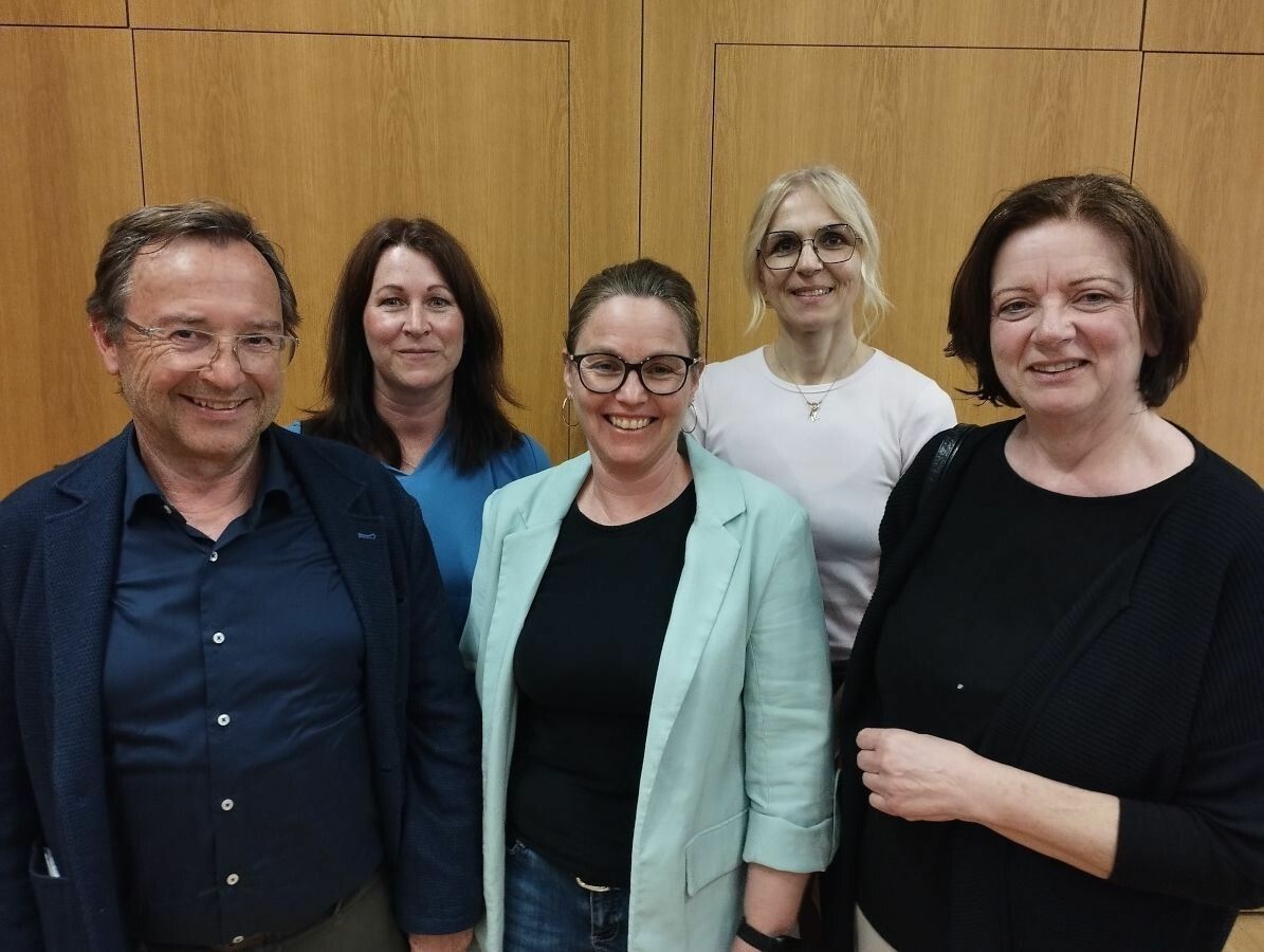 Die Pool-Obleute Werner Böhler, Daniela Lehner, Claudia Gunz und Cornelia Graninger mit Pflegeleiterin Manuela Wehinger.⇒nam