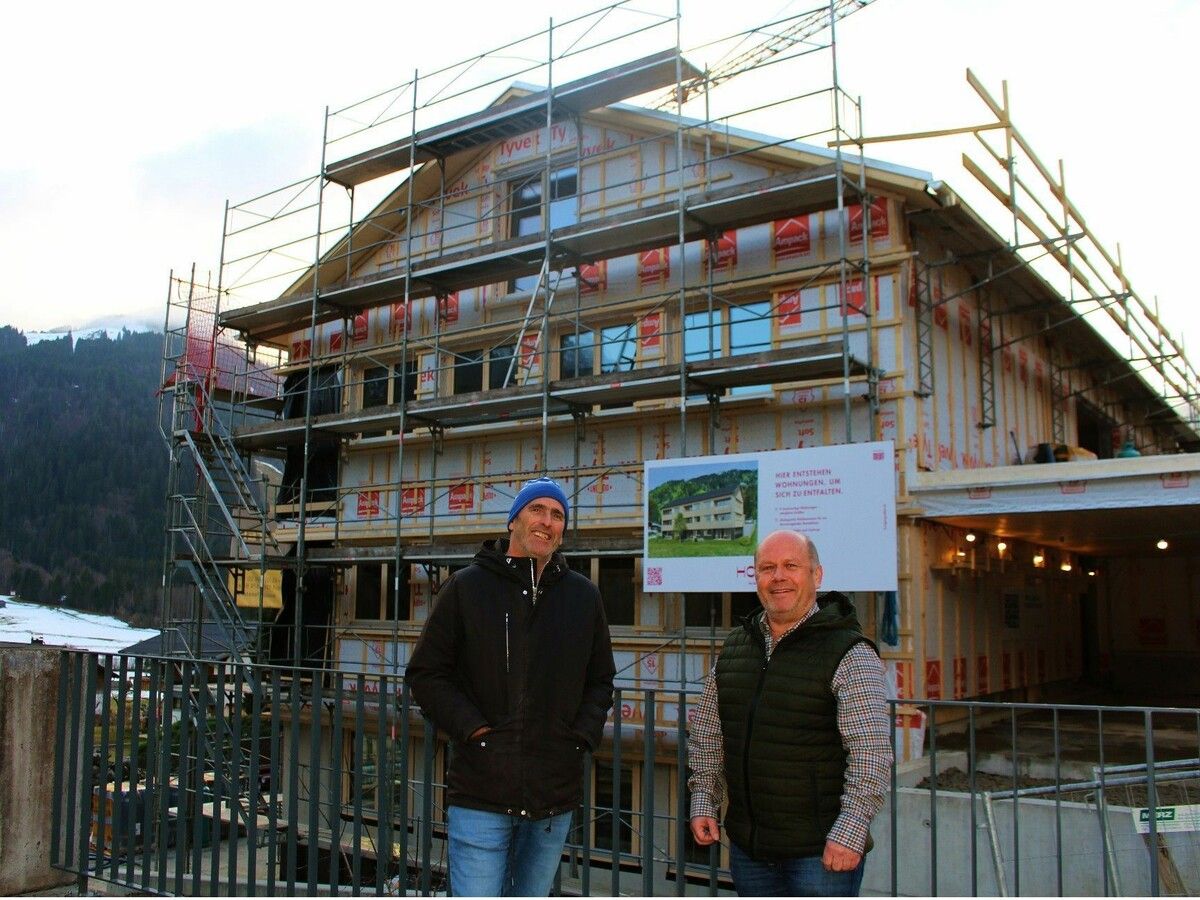 Die Sanierungsspezialisten Ralph Broger (l.) und Kaspar Greber können auch Neubau. Der Baukörper fügt sich harmonisch in die bestehende Siedlungsstruktur im Weiler Holderstauden ein.⇒stp (3)