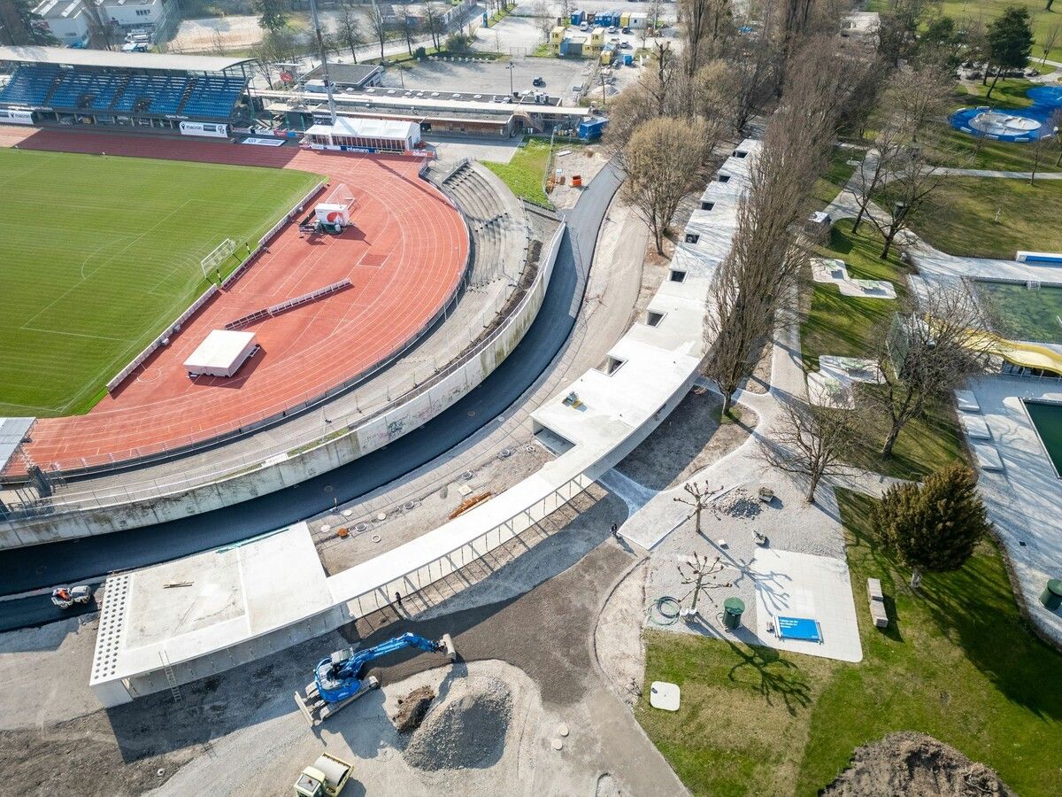 Die Schlange von oben. Insgesamt ist das Gebäude 240 Meter lang.