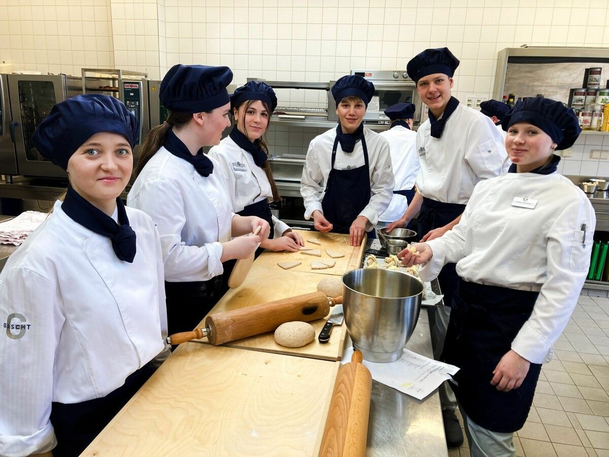 Die Schüler der GASCHT – hier am Standort Bludenz – unterstützen durch ihre Brotback-Aktion Kinder in Not.⇒em (2)