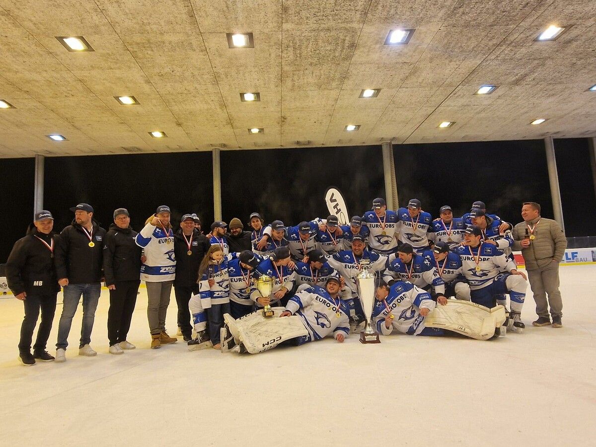 Die Spieler des EHC Montafon waren in Feierlaune. ⇒Erika Stemer